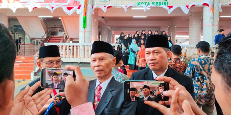 Ditemui awak media usai upacara, KH Sunarto menegaskan bahwa sebagai penerus perjuangan bangsa, PPWB berkewajiban mengajak para generasi berikutnya, untuk mengisi dan melanjutkan cita-cita perjuangan para pendahulu. Foto: LINES.