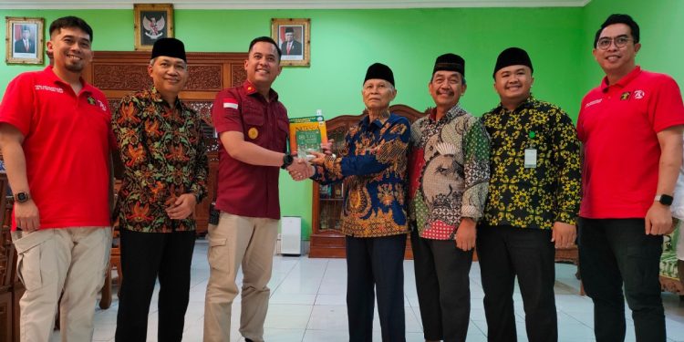 Kepala Kantor Imigrasi Kelas II Non TPI Kediri, Widhi Mosakajaya Arradiko, mengunjungi Ponpes Wali Barokah, Kediri, Jawa Timur membahas sinergisitas pelayanan publik, pada Kamis (8/8). Foto: LINES.