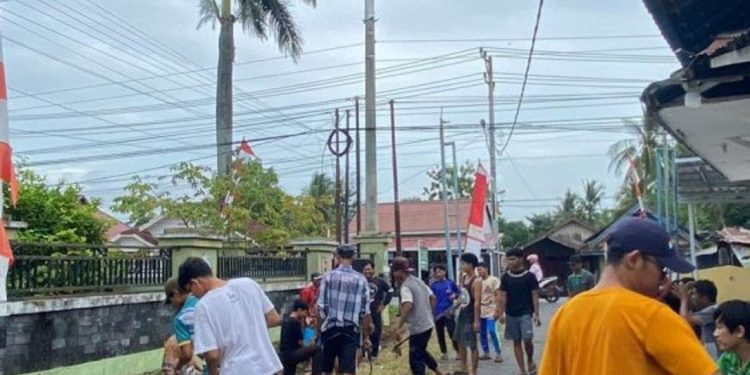 Santri Pondok Pesantren Pelajar dan Mahasiswa (PPPM) Al Manshurin dan warga Kelurahan Angsau, melaksanakan kerja bakti menyambut HUT RI. Foto: LINES.