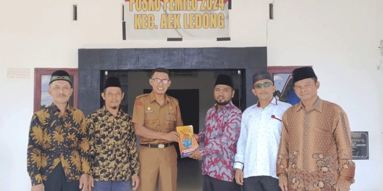 Ketua PC LDII Aek Ledong, Putra Aditriawan dan jajarannya silaturahim dengan Camat Aek Ledong, Syaiful Anwar pada Senin (12/8). Foto: LINES.