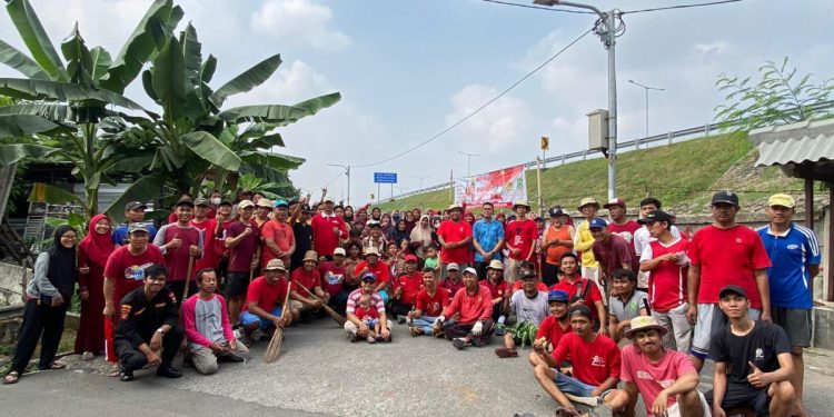 PAC LDII Kunciran Indah bersama Lurah Kunciran Indah Yudi Hendra Permana dan masyarakat sekitar, melaksanakan kerja bakti lingkungan dan penanaman pohon. Foto: LINES.