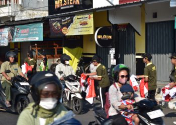 HUT RI, DPD LDII Semarang Bagikan Ratusan Bendera Merah Putih