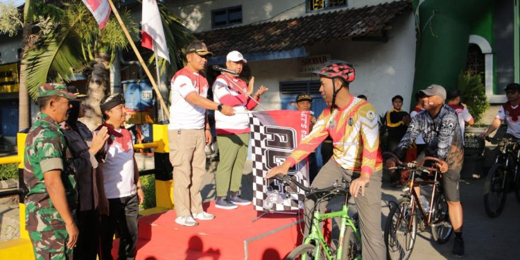 Peringatan HUT ke-79 kemerdekaan Indonesia dirayakan dengan cara unik di Pondok Pesantren (Ponpes) Al Ubaidah, Kertosono, Nganjuk, Jawa Timur yakni Gowes Kemerdekaan. Acara itu diapresiasi Forkopimcam Kertosono. Foto: LINES.