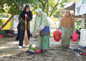 Sambut HUT ke-79 RI, PC LDII Jonggol Kerja Bakti Bersihkan Lingkungan