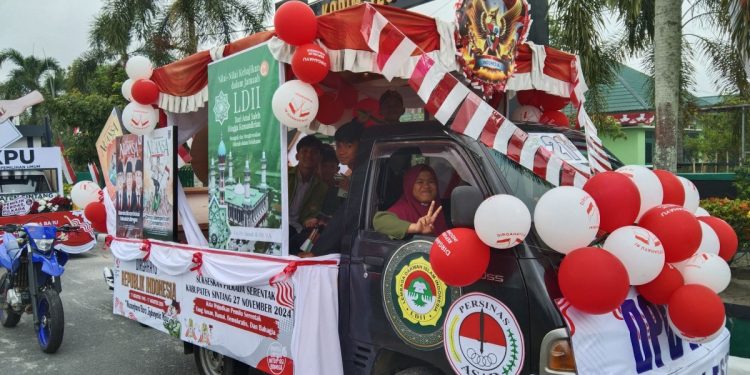 Sebanyak 32 unit mobil hias dari berbagai instansi pemerintah daerah, BUMN, BUMD dan organisasi kemasyarakatan (ormas) mengikuti karnaval yang diselenggarakan Pemerintah Kabupaten Sintang, pada Senin (19/8). Foto: LINES.
