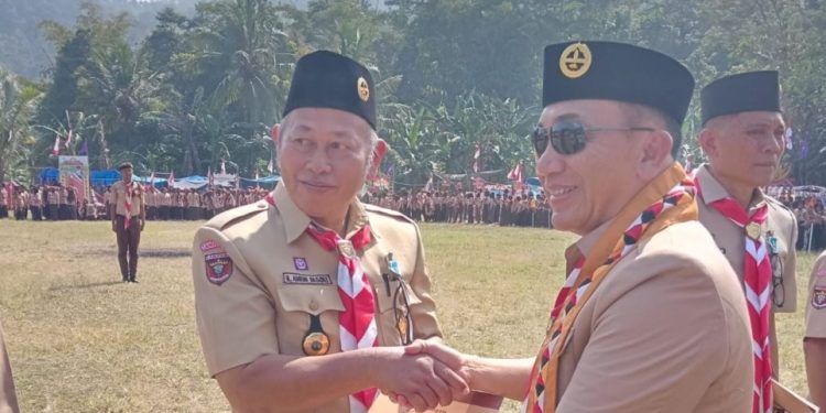 Dua orang Mabisakocab Tanggamus, Agoeng Basori dan Sudirman menerima Lencana Pancawarsa dari Kamabicab Tanggamus, Mulyadi Irsan. Foto: LINES.