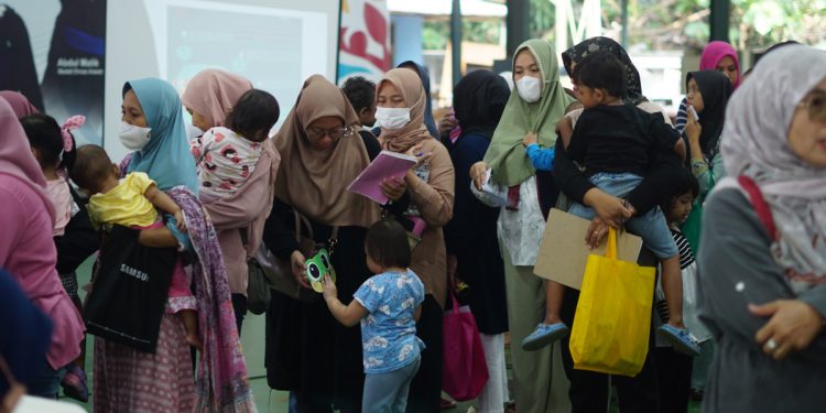 Puskesmas Kecamatan Cipayung menggelar “Makan Bersama”, yang merupakan aksi pemberian makanan tambahan bagi balita bermasalah gizi. Foto: LINES.