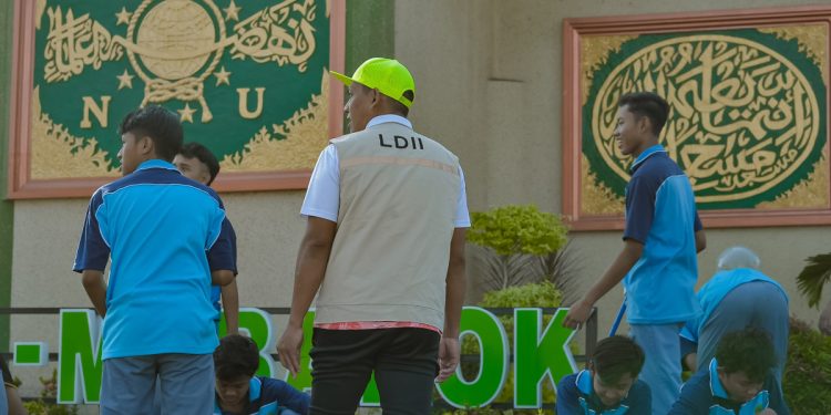 Sebanyak 8.000 warga Pondok Pesantren (Ponpes) Gadingmangu, Perak, Jombang, menggelar kerja bakti massal, pada Kamis (29/8). Foto: LINES.