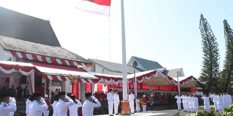 Ketua DPD LDII Tanah Laut, Anton Kuswoyo, menghadiri upacara bendera peringatan HUT ke-79 RI yang digelar di halaman Kantor Bupati Tanah Laut,  Kalimantan Selatan pada Sabtu (17/8). Foto: LINES.