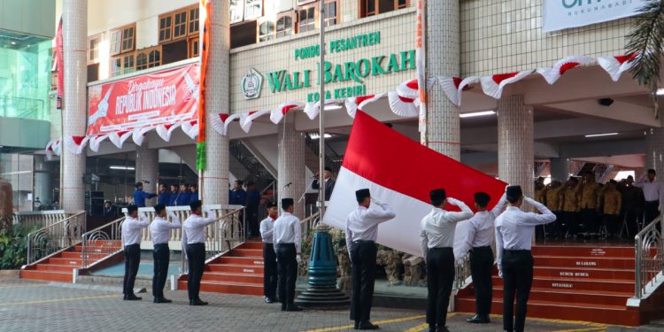 Pondok-pondok pesantren, sekolah dan masjid-masjid di bawah naungan LDII mengadakan upacara bendera. Salah satunya Pondok Pesantren Wali Barokah, Kediri, Jawa Timur menggelar upacara HUT RI ke 79. Foto: LINES.