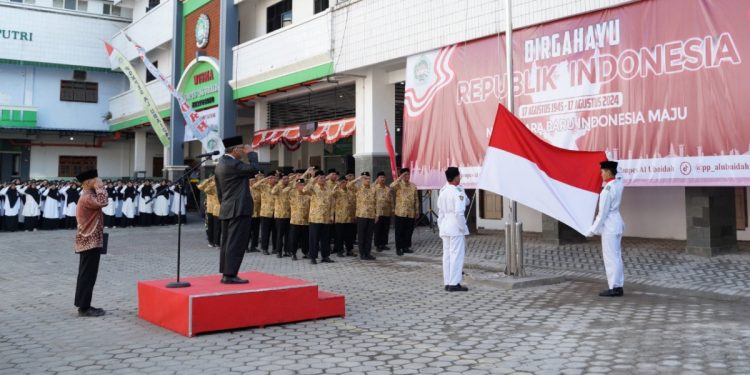 Pondok Pesantren Al Ubaidah menggelar upacara memperingati Hari Ulang Tahun (HUT) ke-79 Kemerdekaan Republik Indonesia. Foto: LINES.