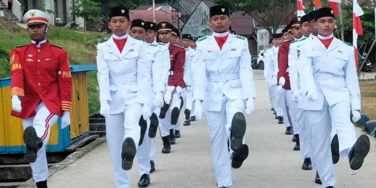 DPD LDII Kota Balikpapan menggelar upacara peringatan detik-detik Proklamasi Kemerdekaan ke-79 Republik Indonesia di Lapangan Pondok Pesantren (Ponpes) Bairuha, pada Sabtu (17/8). Foto: LINES.