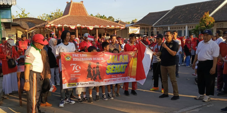Memperingati Hari Ulang Tahun ke-79 Kemerdekaan Republik Indonesia, PAC LDII Dukuh menggelar acara jalan sehat yang berlangsung di halaman Kantor Kelurahan Dukuh pada hari Minggu, (25/8). Foto: LINES.