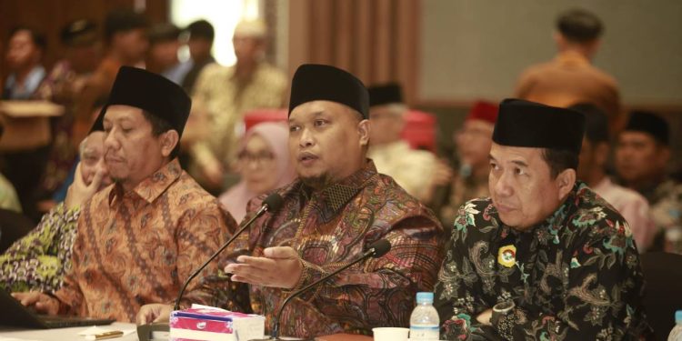 Ketua DPP LDII Rulli Kuswahyudi memberikan materi keprotokolan dalam Rapat Koordinasi Nasional DPP LDII di Grand Ballroom Minhajurrosyidin, Jakarta, pada Minggu (22/9). Foto: LINES.