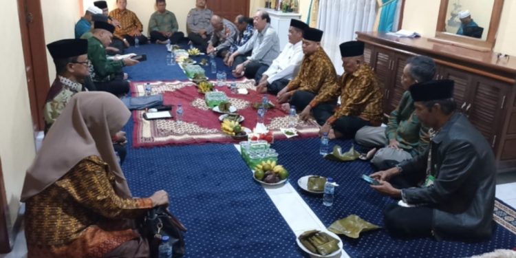 Pengurus DPD LDII Kabupaten Kotawaringin Barat (Kobar), Kalimantan Tengah, mengikuti acara Sosialisasi Fatwa Majelis Ulama Indonesia (MUI) dan Silaturahmi Organisasi Kemasyarakatan (Ormas) Islam serta tokoh agama. Foto: LINES.