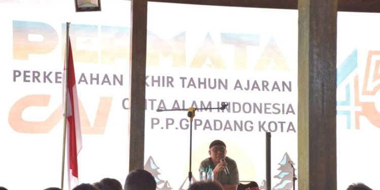 Kapolresta Padang yang diwakili oleh Kabag SDM, Kompol H Eri menutup Perkemahan Cinta Alam Indonesia (CAI) ke-45 LDII Kota Padang. Foto: LINES.