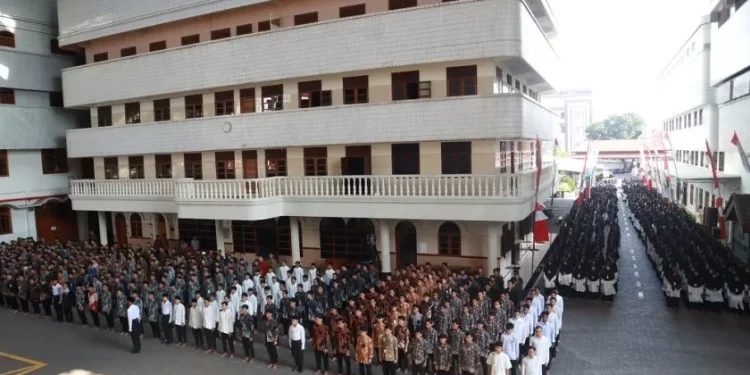 Ribuan santri mengikuti upacara Hari Santri Nasional yang digelar di Ponpes Wali Barokah, pada Selasa (22/10). Foto: LINES