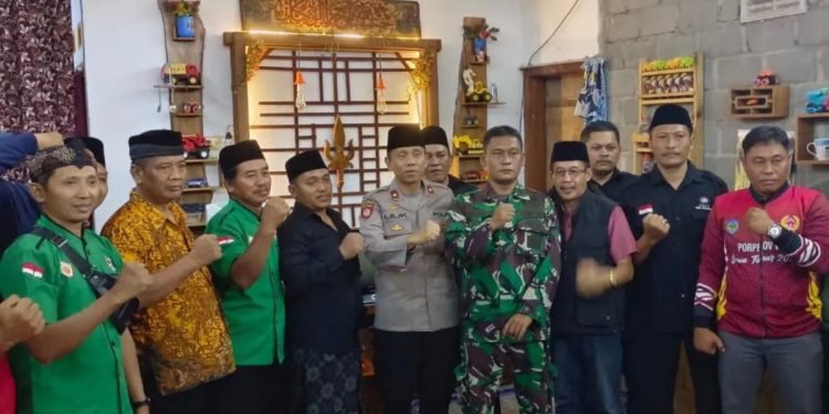 Kapolres Nganjuk AKBP Siswantoro memberikan apresiasi pelaksanaan pertemuan rutin Ikatan Pencak Silat Indonesia (IPSI) Kecamatan Tanjunganom, yang dilaksanakan pada Rabu (23/10). Foto: LINES
