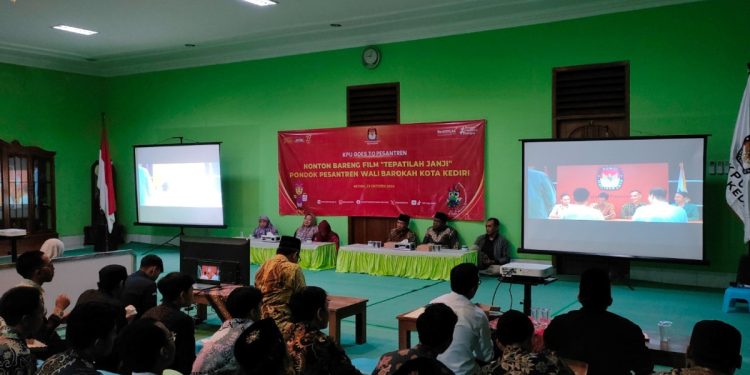 Komisi Pemilihan Umum (KPU) Kota Kediri menggelar “KPU Goes To Pesantren terkait sosialisasi pemilu. Foto: LINES.