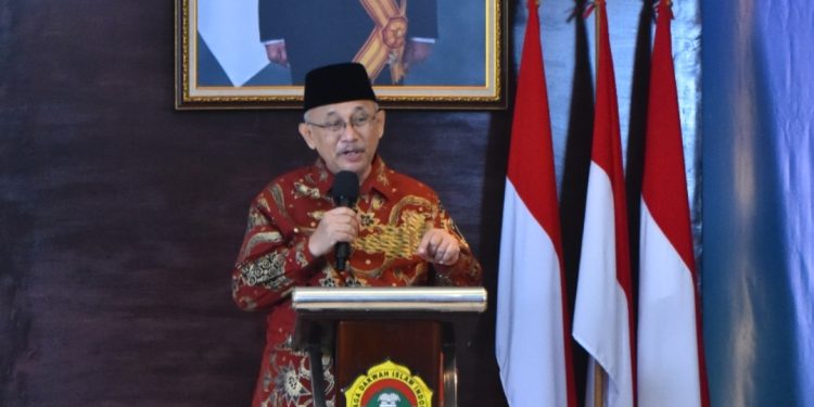 Ketum DPP LDII KH Chriswanto Santoso membuka webinar literasi digital dan kemandirian keluarga. Foto: LINES.