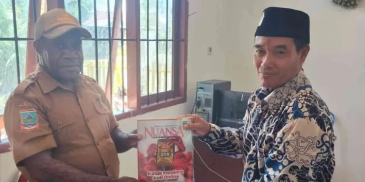PC LDII Distrik Mimika Baru, mendistribusikan Majalah Nuansa Persada pada Selasa (15/10/2024). Foto: LINES