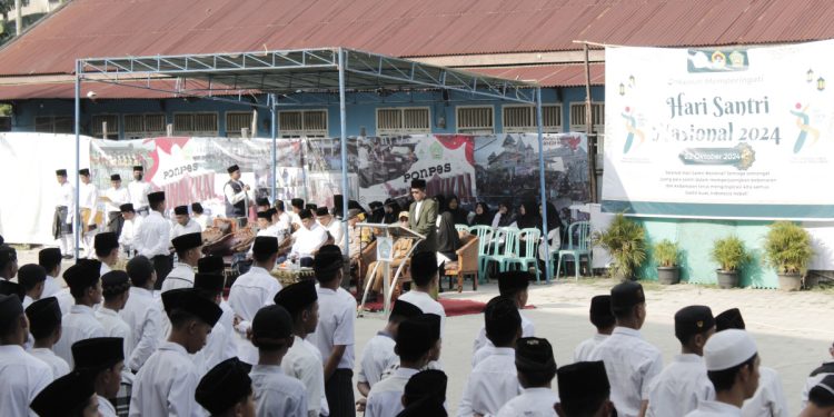 DPW LDII Jambi menghelat Upacara Apel Hari Santri di lapangan upacara SMP/SMA Tri Sukses Boarding School Kecamatan Jambi Selatan, Kota Jambi, Jambi, pada Selasa (22/10). Foto: LINES