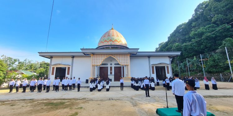 DPD LDII Kabupaten Kotabaru bekerja sama dengan Yayasan Rahmat Abdul Amin menggelar Upacara Hari Santri Nasional, Selasa (22/10). Foto: LINES