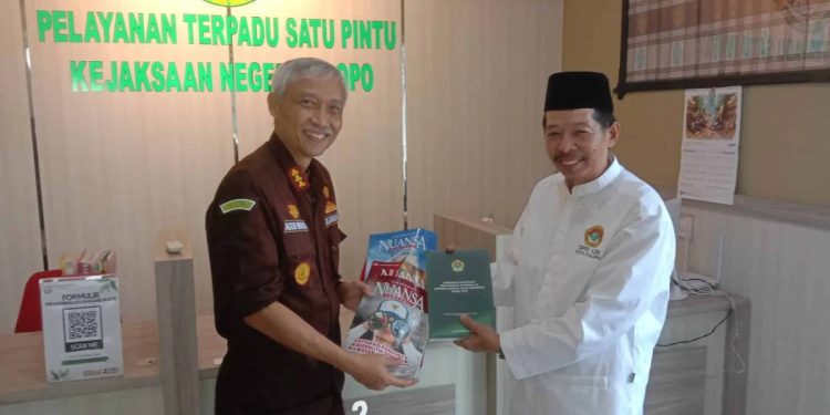Kepala Kejaksaan Negeri (Kajari) Palopo, Agus Riyanto, menerima audiensi jajaran pengurus harian DPD LDII Kota Palopo di Kantor Kejari Palopo. Foto: LINES.