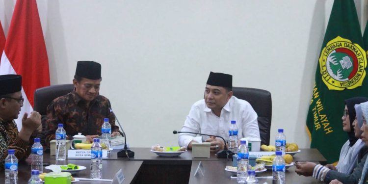 Calon Wali Kota Eri Cahyadi para ulama dan pengurus DPD LDII Surabaya pada Rabu (20/11). Foto: LINES.