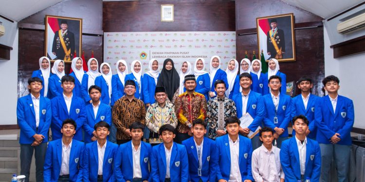 Sekitar 30 siswa dan siswi SMA Darul Ilmi Bandung mengunjungi Kantor DPP LDII di Senayan, Jakarta, pada Selasa (6/11). Ffoto: LINES