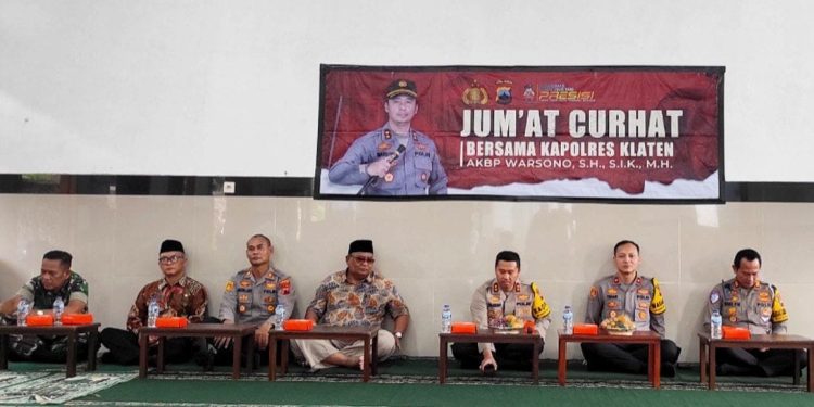 Kapolres Klaten, AKBP Warsono menggelar acara “Jumat Curhat” di Gedung Serbaguna Annur, Polanharjo, Klaten, Jawa Tengah pada Jumat (1/11). Foto: LINES