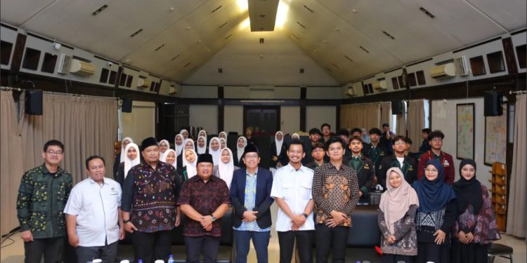 SMA Sulthon Aulia Boarding School (SABS) mengunjungi kantor DPP LDII di Senayan, Jakarta, pada Rabu (7/11). Foto: LINES