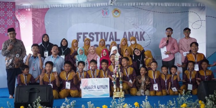 Lebih dari 100-an anak berkumpul di halaman Pondok Pesantren Boarding School Asyifa Gentan, Sukoharjo, Jawa Tengah pada Minggu (3/11). Foto: LINES