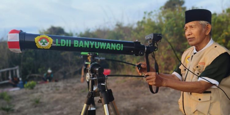 Tim Rukyatul Hilal DPD LDII Banyuwangi berkumpul di Pantai Pancur, Taman Nasional Alas Purwo, Banyuwangi, Jawa Timur, pada Sabtu (2/11). Foto: LINES