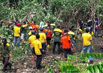 Warga LDII Sukoharjo Gotong-Royong Bersihkan Bantaran Sungai Kali Bitung