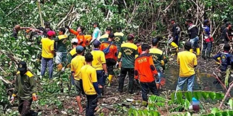 Sejumlah warga LDII Sukoharjo mengikuti aksi peduli lingkungan dengan membersihkan bantaran sungai digelar di Kali Buntung, Makamhaji, Sukoharjo. Foto: LINES