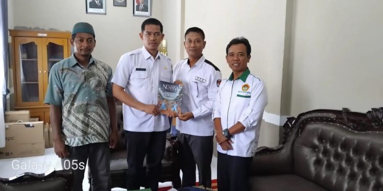 PC LDII Bahar Utara beraudiensi dengan Camat Bahar Utara, Aditia Warman di kantor Camat Bahar Utara, Jambi, pada Rabu (20/11). Foto: LINES