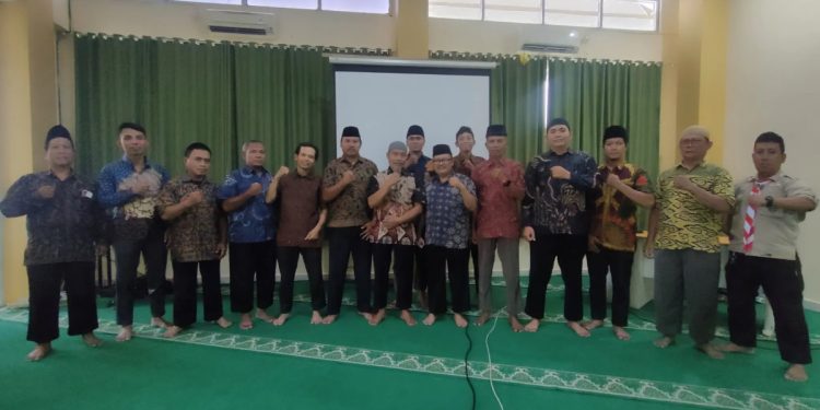 Pengurus Cabang (PC) LDII Cibinong mengikuti Sekolah Virtual Kebangsaan yang diselenggarakan oleh DPP LDII bersama MPR RI pada Sabtu (23/11). Foto: LINES