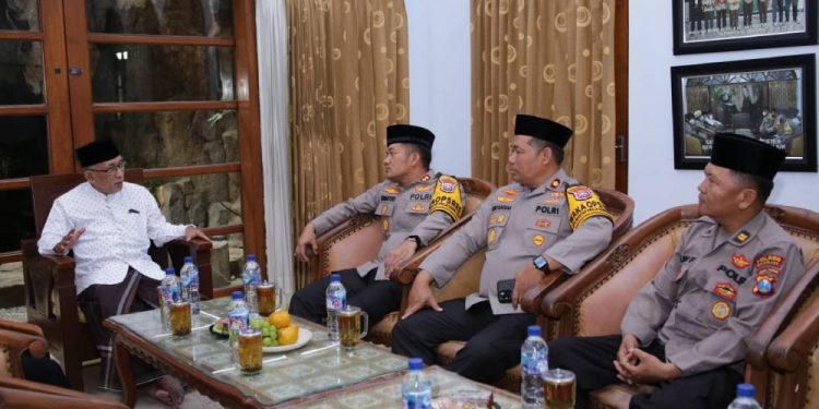 Kapolres Nganjuk, AKBP Siswantoro dan jajarannya silaturahim dengan para pengurus dan santri. Foto: LINES.