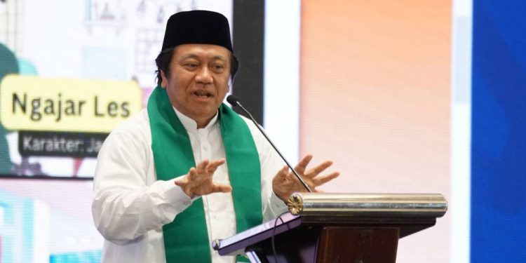 Ketua DPW LDII Jakarta Teddy Suratmadji meluncurkan Komik Anak Saleh berbasis digital di Rapimwil LDII Jakarta. Foto: LINES.