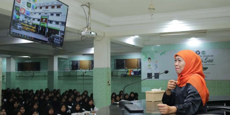 Ketua Umum PP Muslimat NU, Khofifah Indar Parawansa berkunjung ke Ponpes Al Ubaidah, Kertosono, Nganjuk, Jawa Timur. Foto: LINES.
