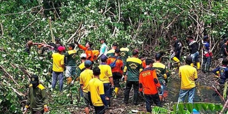 LDII mengikuti aksi peduli lingkungan di Kali Buntung, Sukoharjo. Foto: LINES.