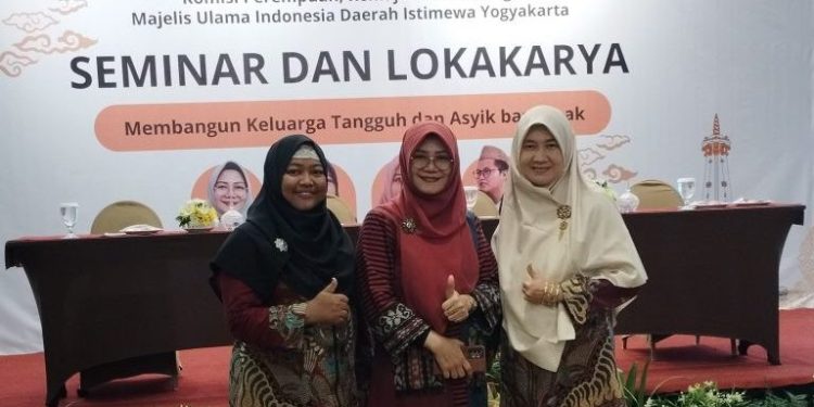 Pengurus Perempuan LDII Daerah Istimewa Yogyakarta (DIY) menghadiri “Seminar dan Lokakarya (Semiloka) Membangun Keluarga Tangguh Finansial dan Emosional”. Foto: LINES