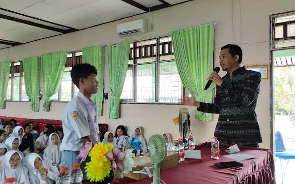 Warga LDII Kotawaringin Timur, Arif Rahman Taufik diundang oleh SMAN 4 Sampit sebagai narasumber kemandirian dan karakter wirausaha. Foto: LINES.