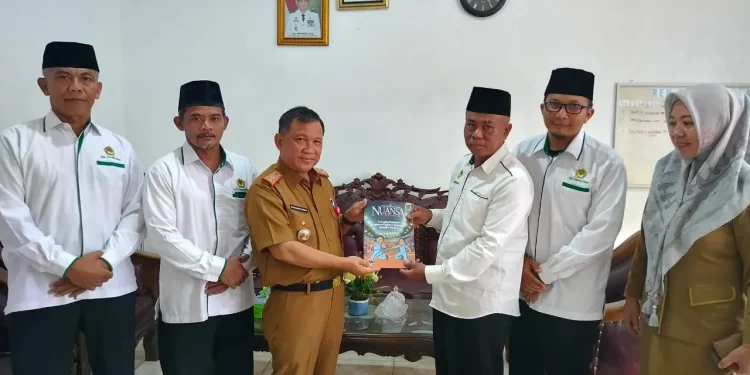 Pengurus DPD LDII Lampung Utara berkunjung ke Kantor Dinas Pengendalian Penduduk dan Keluarga Berencana (PPKB) Lampung Utara, pada Senin (18/11). Foto: LINES