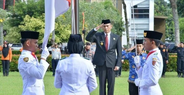 Ketua DPD LDII Agam, Hadi Syahputra, mengikuti “Upacara Hari Pahlawan Nasional ke-79”, pada Minggu (10/11). Foto: LINES