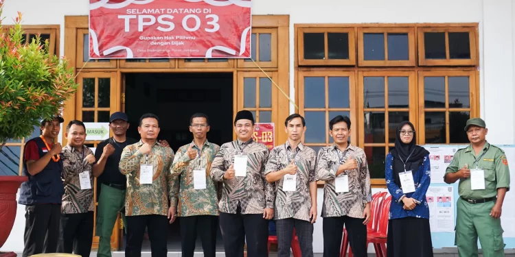 Jajaran petugas pemungutan suara Pilkada di TPS 03, Ponpes Gadingmangu, Jombang, pada Rabu (27/11). Foto: LINES
