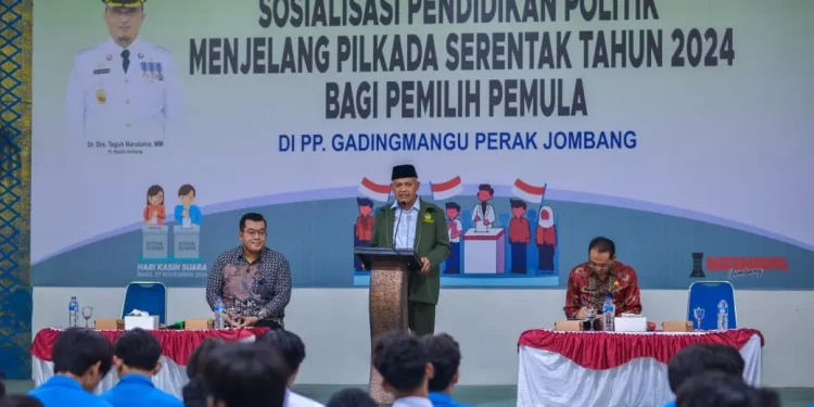 Bakesbangpol Jombang membekali santri Ponpes Gadingmangu mengenai Pilkada, pada Kamis (21/11). Foto: LINES
