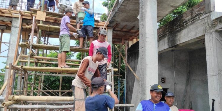 Puluhan pemuda PC LDII Pedan bersama warga Desa Ngaren, Klaten, Jawa Tengah melaksanakan gotong royong pada Senin, (18/11). Foto: LINES