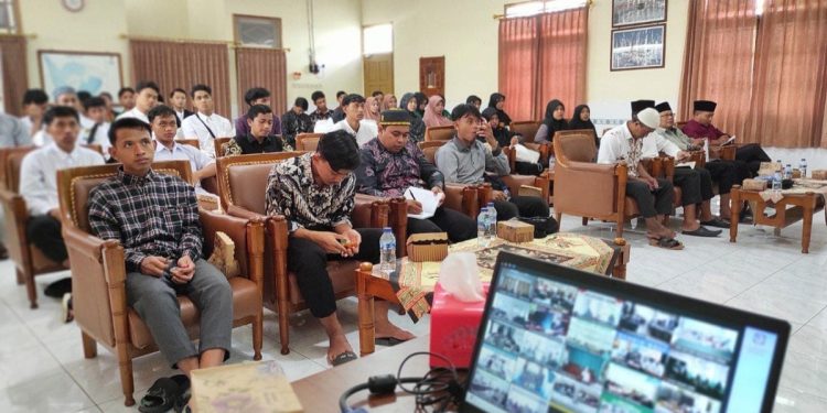 DPD LDII Klaten bersama Forum Komunikasi Kesehatan Islam (FKKI) mengikuti webinar Pelatihan Skill Bantuan Hidup Dasar (BHD) di Kantor DPD LDII Klaten. Foto: LINES